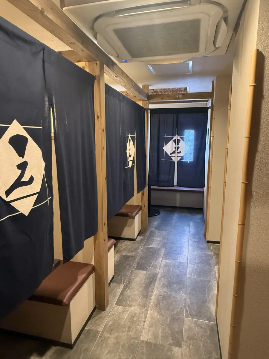 藍色の暖簾が並ぶ店内通路