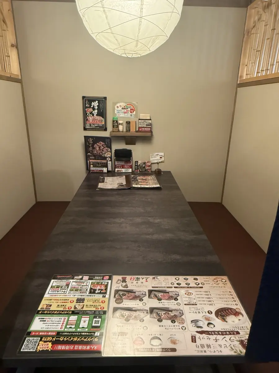 和紙照明のある落ち着いた個室席
