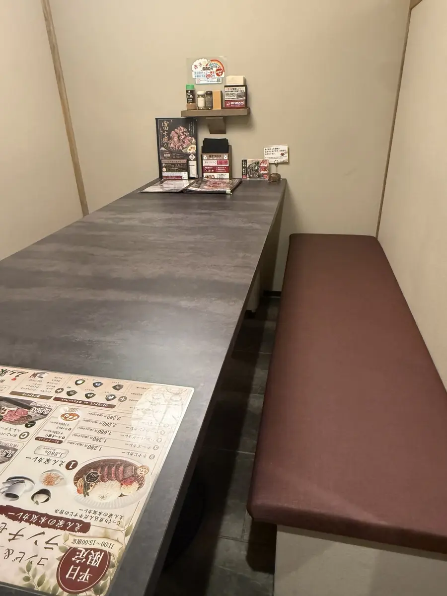 ベンチシートを備えた個室席