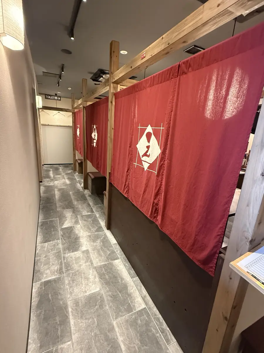 赤い暖簾が続く店内の様子