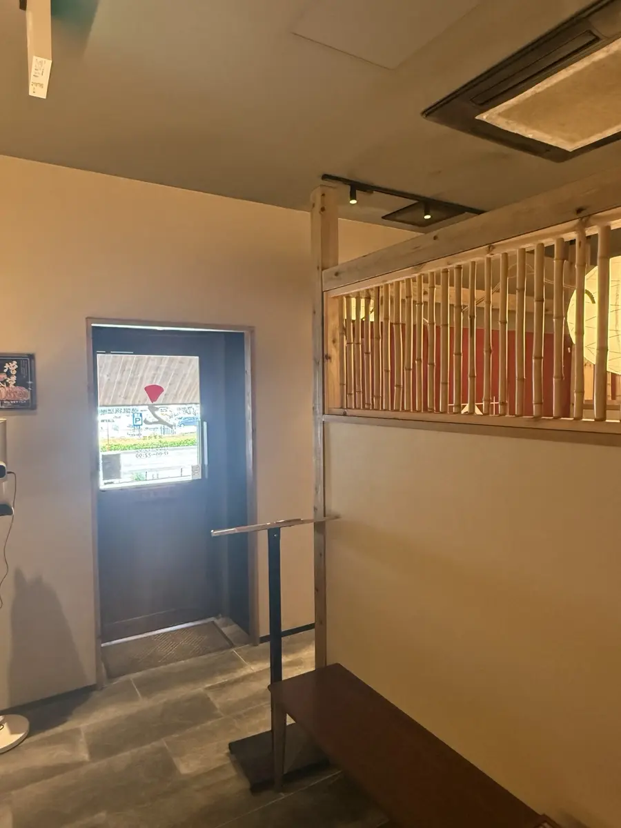 木と竹をあしらった店内入口